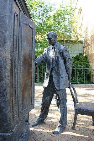 Pomnik C. S. Lewisa, fot. Genvessel, CC BY 2.0, Wikimedia Commons
