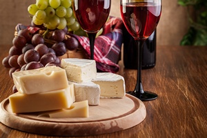 „Francuski paradoks”, czyli dlaczego dieta bogata w ser i wino jest dobra  [©  fotek - Fotolia.com]