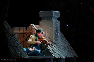 „Skrzypek na dachu” zakoczy sezon w Teatrze ydowskim [fot. Skrzypek na dachu, fot. Marta Kumierz]