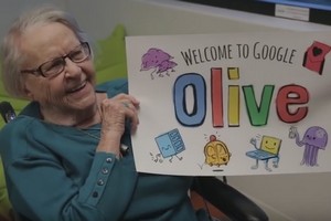 97-latka w siedzibie Google. Spenia swoje nietypowe marzenie [Olive Horrell, fot. Youtube/CNET]