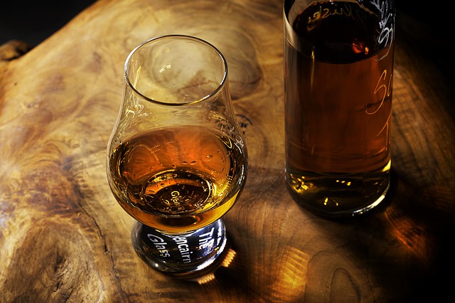 Arytmię powoduje alkohol, nie kofeina czy brak snu [fot. Felix Wolf from Pixabay]