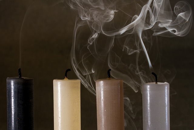 Astma - kuchenne opary i palące się świece nasilają objawy [fot. andreas N from Pixabay]
