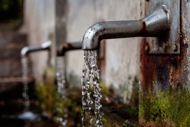 Azotany w wodzie pitnej mogą zwiększyć ryzyko raka prostaty [fot. Katja Just from Pixabay]