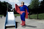 Babcia w roli superwoman - sesja fotograficzna sposobem na depresj? [fot. Sacha Goldberger]