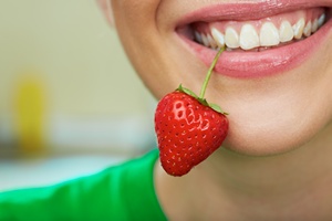 Bielsze zęby dzięki truskawkom? [© Yuriy Shevtsov - Fotolia.com]