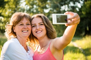 Chcesz zachować młody wygląd - zrezygnuj z selfie [© Martinan - Fotolia.com]