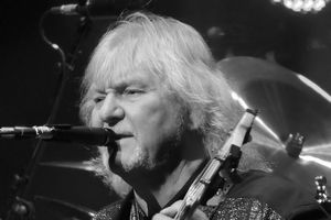 Chris Squire, basista Yes, nie yje [Chris Squire, fot. SolarScott, CC BY 2.0, Wikimedia Commons]