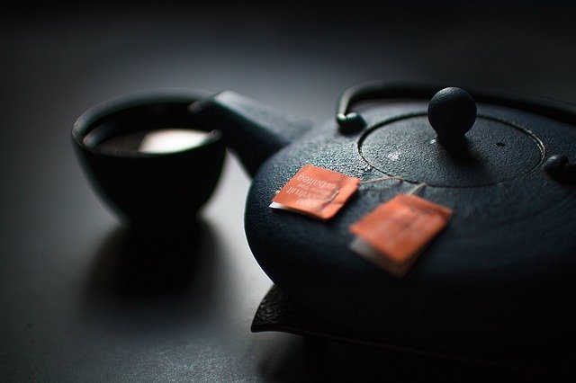 Ci, którzy piją herbatę, rzadziej chorują na serce i żyją dłużej [fot. Free-Photos from Pixabay]