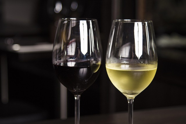 Czerwone wino nie jest zdrowsze ni biae? [fot. hcdeharder from Pixabay]