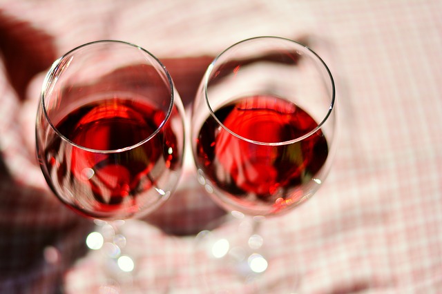 Czerwone wino poprawia mikrobiom? [fot. congerdesign from Pixabay]