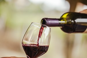 Czerwone wino zagodzi uszkodzenia naczy krwiononych [© natashaphoto - Fotolia.com]