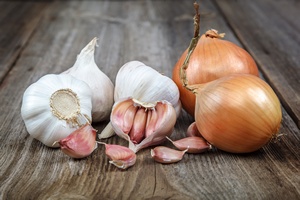 Czosnek i cebula lekiem na chorob zwyrodnieniow stawu biodrowego [Cebula i czosnek, © trotzolga - Fotolia.com]