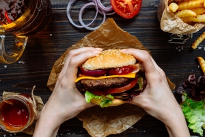 Czy da si je fast food nieco zdrowiej? [Fot. fedorovacz - Fotolia.com]