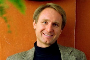 Dan Brown, fot. Philip Scalia, CC BY-SA 3.0, Wikimedia Commons