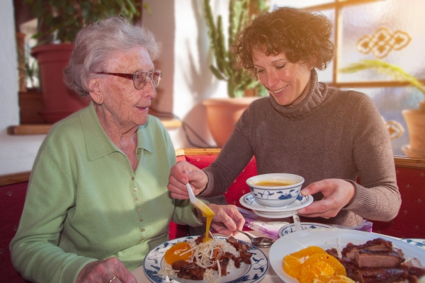 Dlaczego jedzenie „na miecie” grozi nadwag [Fot. Peter Maszlen - Fotolia.com]