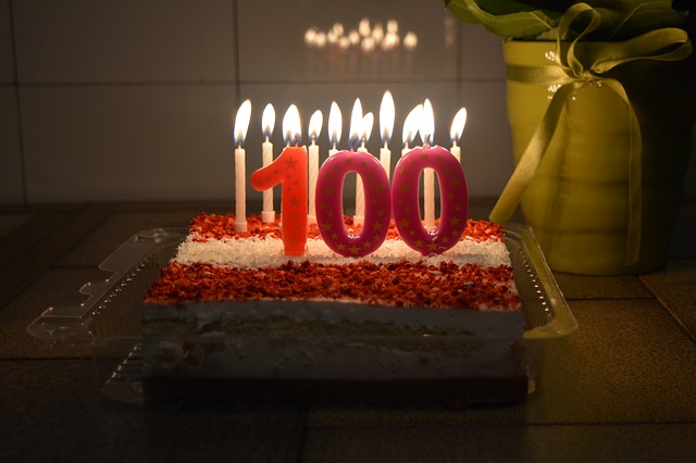 Dlaczego niektórzy dożywają 100 lat? [fot. MatissDzelve from Pixabay]