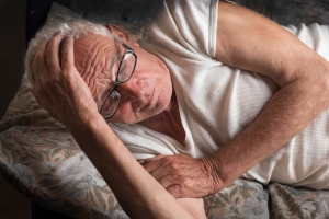 Dlaczego starsi ludzie tak często mają kłopoty ze snem? [Fot. Budimir Jevtic - Fotolia.com]