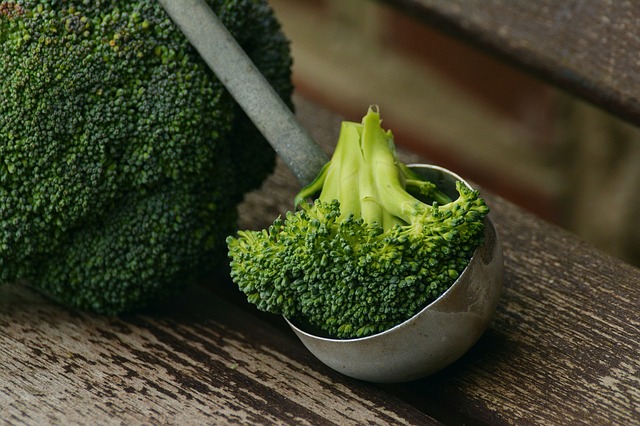 Dłuższe gotowanie brokułów niszczy ich antyrakowe właściwości [fot. congerdesign from Pixabay]
