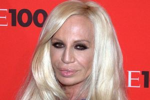 Donatella Versace skoczya 60 lat [Donalella Versace, fot. David Shankbon, CC BY-SA 3.0, Wikimedia Commons]