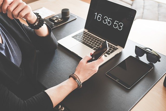 Duo czasu przed komputerem lub telewizorem to wysze ryzyko udaru [fot. Pexels from Pixabay]