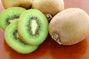 Dwa owoce kiwi dziennie - sposb na lepszy humor i wicej energii [© nana77777 - Fotolia.com]