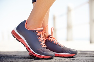 Elastyczne paskie buty agodz objawy choroby staww [© Yuri Arcurs - Fotolia.com]