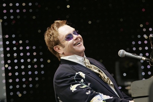 Elton John wemie lub ze swoim partnerem [Elton John fot. Universal Music Poland]