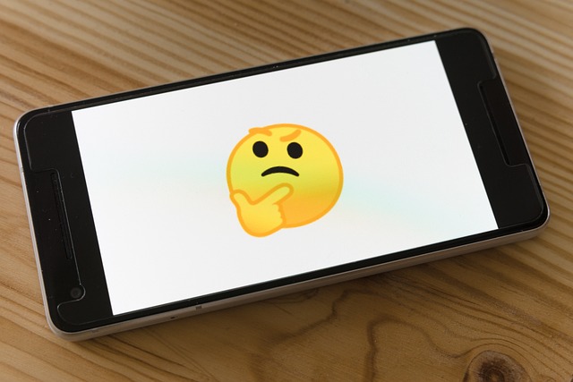 Emoji (emotikony) - dlaczego starsi użytkownicy rzadziej ich używają [fot. Markus Winkler from Pixabay]