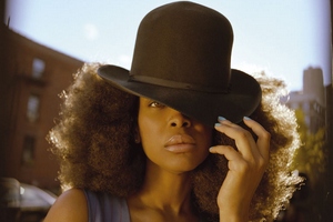 Erykah Badu jako uliczna piewaczka. Ile zarobia? [Erykah Badu fot. Universal Music Polska]