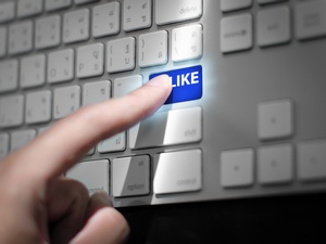 Facebook - coraz trudniej z niego nie korzysta [© pongsuwan - Fotolia.com]