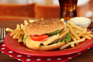 Fast food niszczy bakterie, ktre chroni przed otyoci [© Africa Studio - Fotolia.com]