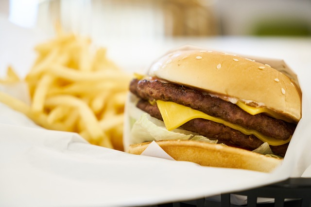 Fast food wywołuje chorobę wątroby [fot. Engin Akyurt from Pixabay]