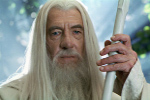 Gandalf i zapali, i wypije [Ian McKellen fot. Warner Bros Entertainment Polska]