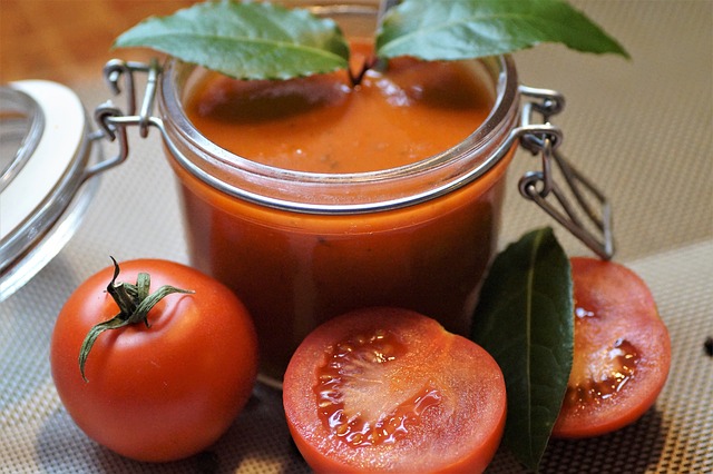 Gotowane pomidory są najzdrowsze i najsilniej chronią przed rakiem [fot. ivabalk from Pixabay]