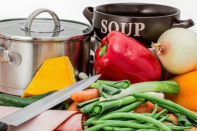 Gotowanie w domu jest zdrowsze i oznacza dostarczanie mniej kalorii [fot. Steve Buissinne from Pixabay]