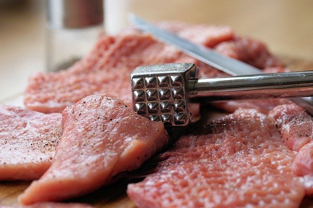 I białe, i czerwone mięso sprzyja nadmiarowi cholesterolu [fot. Andreas Lischka from Pixabay]