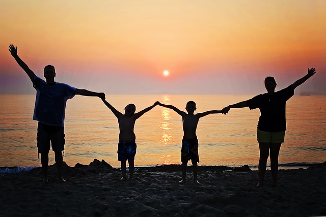 Ilość i jakość rodzinnych relacji przekłada się na ryzyko śmierci  [fot. Jill Wellington from Pixabay]