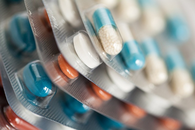 Im więcej zażywanych leków tym wyższe ryzyko zespołu słabości u seniorów [fot. Pixabay]