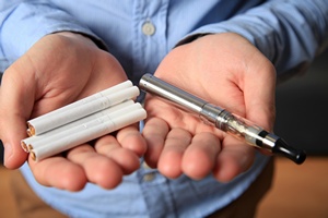 Implanty zębowe a palenie papierosów [©  teraskarina - Fotolia.com]
