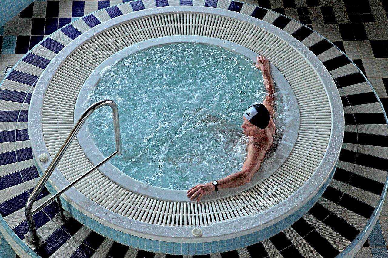 Jacuzzi, wanny z hydromasażem, sauny łagodzą bóle mięśni i mogą poprawiać odporność [fot. Bronisław Dróżka from Pixabay]
