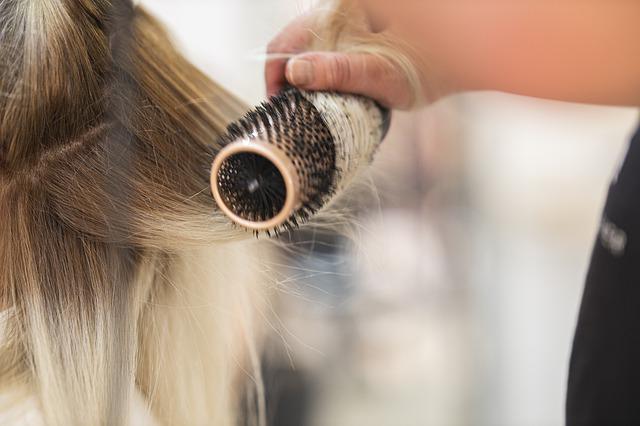 Jak bezpiecznie szczotkować długie włosy - pomaga matematyka... [fot. Engin Akyurt from Pixabay]