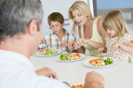 Jak czsto zasiadamy do stou wsplnie z rodzin? [© Monkey Business - Fotolia.com]