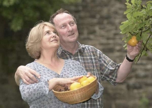 Lori i Peter Kerr w ich sadzie pomaraczowym na Majorce, fot. cartablanca.com.pl