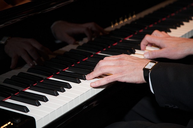 Jak gra na pianinie poprawia pracę mózgu [fot.  ddgoldberg from Pixabay]
