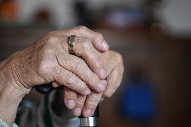 Jak osłabienie funkcji zmysłów wpływa na codzienne życie seniorów [fot. Alexa from Pixabay]