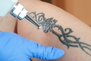Jak wybrać i zadbać o estetyczny, kobiecy tatuaż? [Fot. Damian Gretka - Fotolia.com]