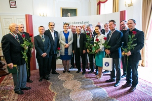 Jan Miodek, Andrzej Kopiczyski, Piotr Szulkin z medalem Gloria Artis  [fot. Danuta Matloch. MKiDN]