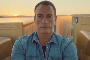  Jean-Claude Van Damme robi szpagat midzy ciarwkami [Jean-Claude Van Damme, fot. Volvo]