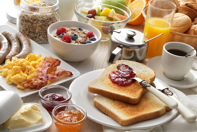 Jedz obfite śniadanie zamiast kalorycznej kolacji - spalisz dwa razy więcej kalorii [fot. Elenildo Ferreira Artpix Comunicação visual from Pixabay]