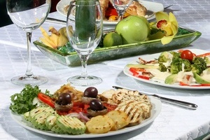 Jedzenie na miecie grone dla diety [© ltvondjape - Fotolia.com]